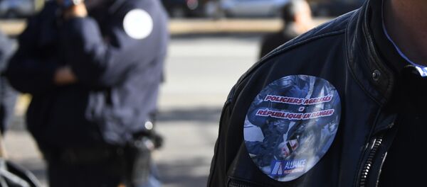 Police officers gather in front of the Police headquarters of Rennes on October 11, 2016, to protest against a fire bomb attack against French police officers that occured on October 9 in the southern Paris suburb of Viry-Chatillon. - Sputnik Afrique