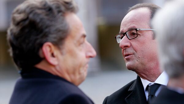 French President Francois Hollande and former French President Nicolas Sarkozy attend a ceremony for the nine soldiers killes in Spain, in the courtyard of the Invalides in Paris, France, Tuesday, Feb.3, 2015 - Sputnik Afrique