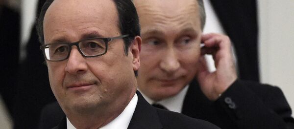 French President Francois Hollande (L) and his Russian counteraprt Vladimir Putin arrives for a press conference at the Kremlin in Moscow on November 26, 2015 - Sputnik Afrique