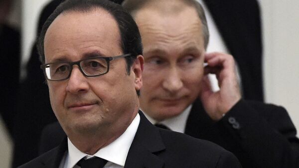 French President Francois Hollande (L) and his Russian counteraprt Vladimir Putin arrives for a press conference at the Kremlin in Moscow on November 26, 2015 - Sputnik Afrique