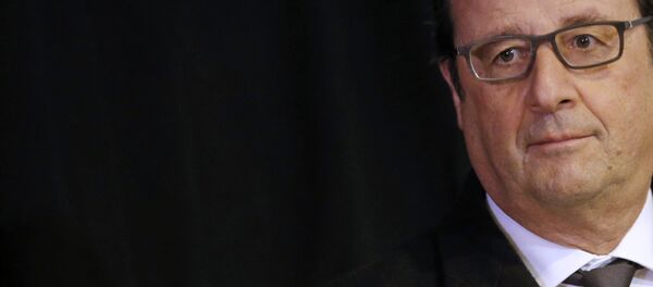 French President Francois Hollande leaves the voting booth to cast his ballot for the second-round in the regional elections in Tulle, France, December 13, 2015. - Sputnik Afrique