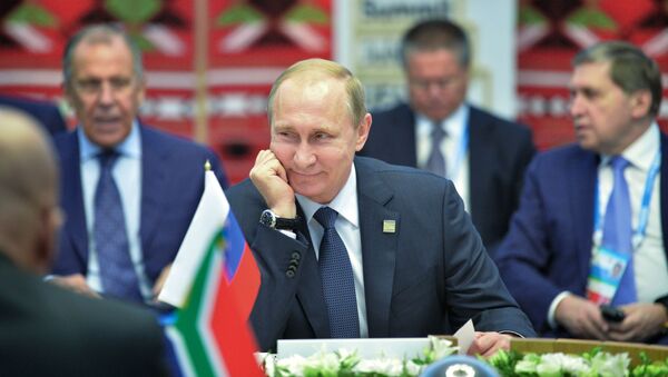 Presidente da Federação da Rússia, Vladimir Putin, durante encontro em formato reduzido com os líderes do BRICS em Ufa - Sputnik Afrique
