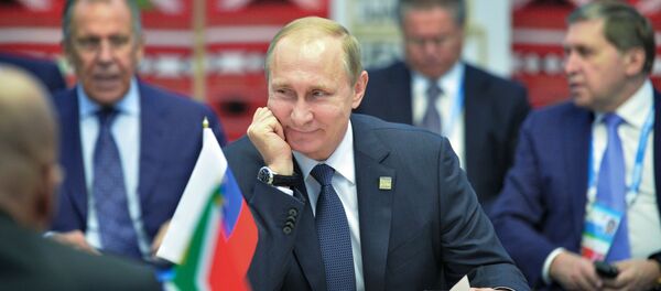 Presidente da Federação da Rússia, Vladimir Putin, durante encontro em formato reduzido com os líderes do BRICS em Ufa Presidente da Federação da Rússia, Vladimir Putin, durante encontro em formato reduzido com os líderes do BRICS em Ufa - Sputnik Afrique
