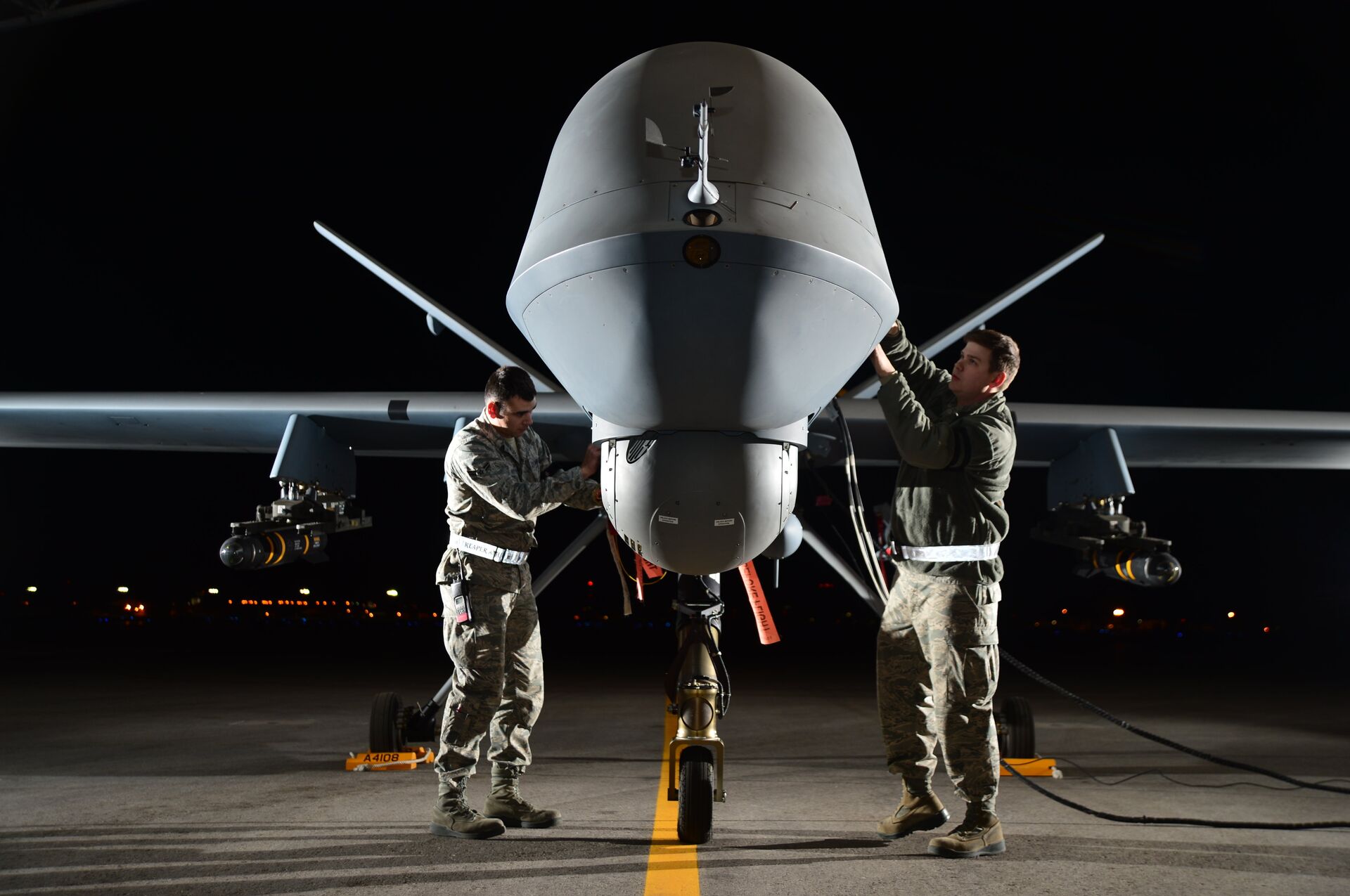 Airman 1st Class Steven (left) and Airman 1st Class Taylor prepare an MQ-9 Reaper for flight during exercise Combat Hammer, May 15, 2014, at Creech Air Force Base, Nevada , United States. - Sputnik Africa, 1920, 05.06.2023