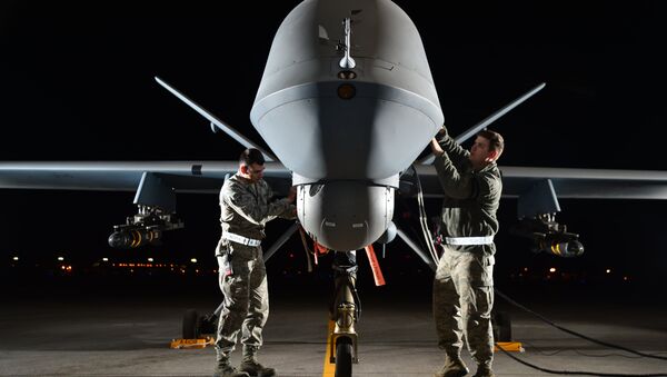 Airman 1st Class Steven (left) and Airman 1st Class Taylor prepare an MQ-9 Reaper for flight during exercise Combat Hammer, May 15, 2014, at Creech Air Force Base, Nev. Reaper crews flew a week-long mission, where they released the GBU-12 Paveway II and AGM-114 Hellfire munitions. Steven and Taylor are MQ-9 Reaper crew chiefs from the 432nd Aircraft Maintenance Squadron. - Sputnik Afrique