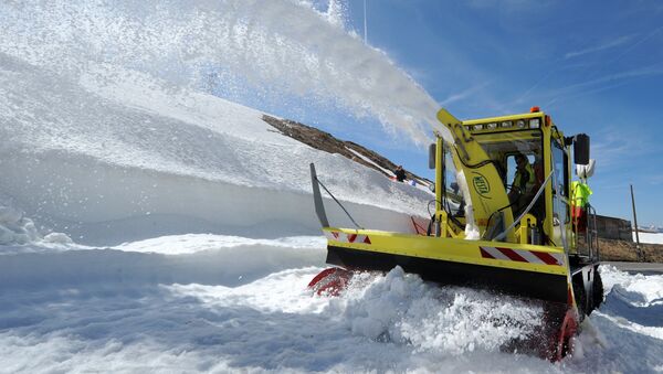 A snowplow is in action, on May 28, 2015 at the Little St Bernard Pass near the French Italian border in Seez, as part of the works to open the road to traffic. - Sputnik Afrique