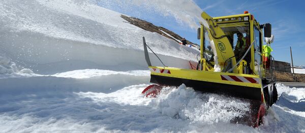 A snowplow is in action, on May 28, 2015 at the Little St Bernard Pass near the French Italian border in Seez, as part of the works to open the road to traffic. - Sputnik Afrique