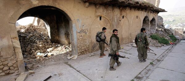 In this Thursday Jan. 29, 2015 photo, fighters of the Turkey-based Kurdish Workers' Party (PKK) walk in the damaged streets of Sinjar, Iraq - Sputnik Afrique