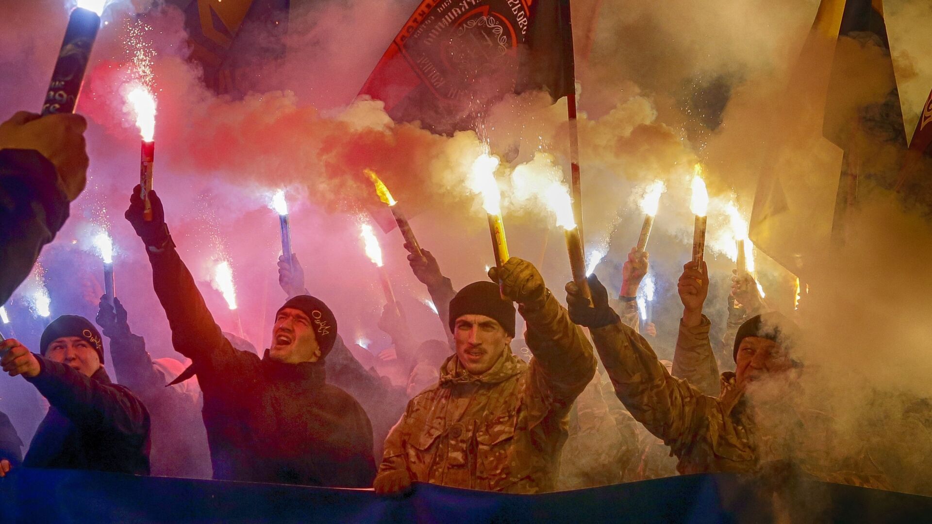 Des volontaires du Corps civil d'Azov allument des fusées éclairantes lors d'un rassemblement marquant la Journée des défenseurs de la patrie à Kiev, en Ukraine, vendredi 14 octobre 2016.  - Sputnik Afrique, 1920, 25.02.2022