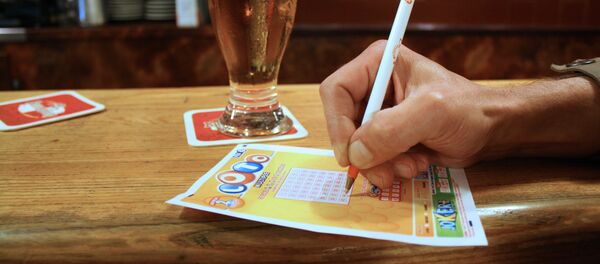 Un Américain de 92 ans gagne une pension à vie à la loterie - Sputnik Afrique