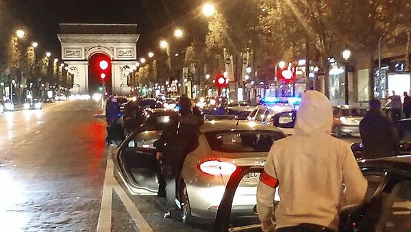 Around 500 police officers in plain clothes take part in a protest on the Champs-Elysees avenue overnight on October 18, 2016 in Paris, after four officers were injured when a group of youths swarmed their cars on October 8 in Viry-Chatillon and lobbed Molotov cocktails at them. - Sputnik Afrique