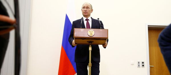 Russian President Vladimir Putin attends a press conference at Tegel airport after a meeting with German Chancellor Angela Merkel in Berlin, Germany, October 20, 2016. - Sputnik Afrique