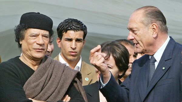 Libyan leader Moamer Kadhafi (L) listens to French President Jacques Chirac during the signature ceremony of a business agreement at the former Presidential Palace in Tripoli in Tripoli 25 November 2004. - Sputnik Afrique
