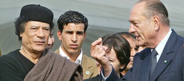 Libyan leader Moamer Kadhafi (L) listens to French President Jacques Chirac during the signature ceremony of a business agreement at the former Presidential Palace in Tripoli in Tripoli 25 November 2004. - Sputnik Afrique