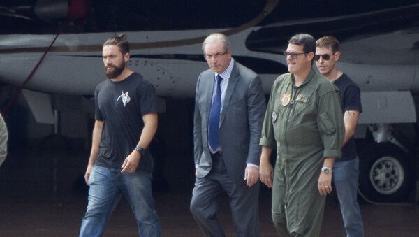 Brazil's former Lower House President Eduardo Cunha, center, is escorted by federal police to an airplane - Sputnik Afrique