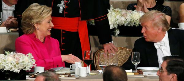 Democratic U.S. presidential nominee Hillary Clinton (L) and Republican U.S. presidential nominee Donald Trump (R) shake hands after their remarks at the Alfred E. Smith Memorial Foundation dinner in New York, U.S. October 20, 2016. - Sputnik Afrique