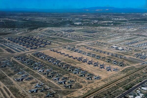Le cimetière d'avions de la base aérienne de Davis-Monthan dans l'Arizona Le cimetière d'avions de la base aérienne de Davis-Monthan dans l'Arizona - Sputnik Afrique