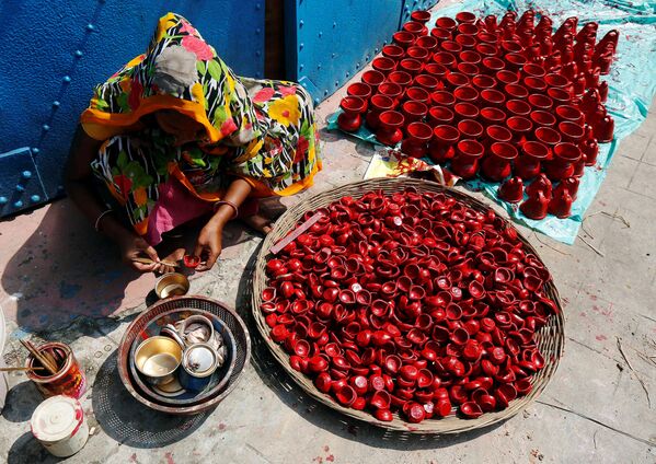 Женщина расписывает глиняные лампы в Калькутте, Индия - Sputnik Afrique
