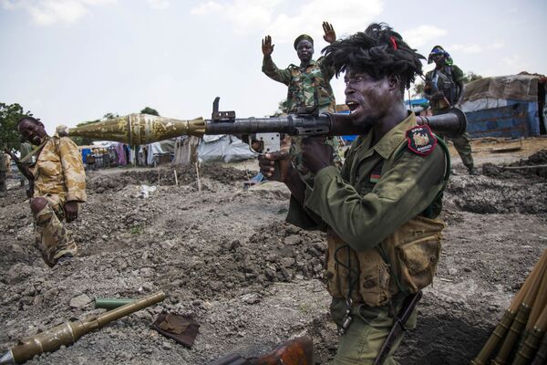 Солдаты из Народно-освободительной армии Судана в окопах в окрестностях южносуданского города Малакаль - Sputnik Afrique