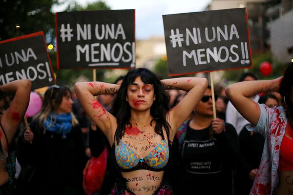 Девушка в краске во время массовых протестов против гендерного неравенства в Сантьяго - Sputnik Afrique