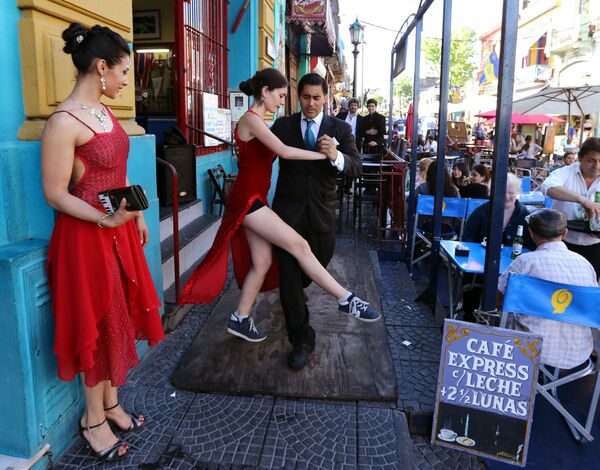 Пара танцует танго для туристов на одной из улиц Буэнос-Айреса, Аргентина - Sputnik Afrique