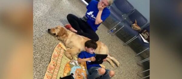 L’instant touchant: premier câlin pour ce petit garçon autiste - Sputnik Afrique