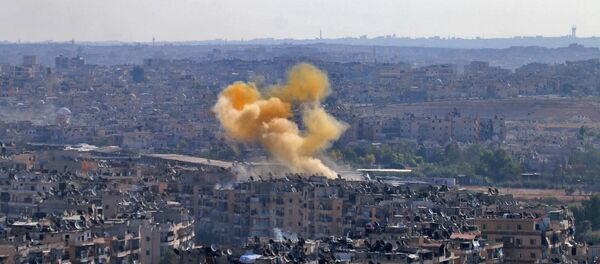 Smoke rises from reported opposition fire from buildings in an eastern government-held neighbourhood of the northern Syrian city of Aleppo on October 20, 2016 - Sputnik Afrique