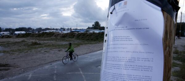 The French prefect document announces the dismantling of the makeshift camp called the Jungle, in Calais, France, October 21, 2016. - Sputnik Afrique