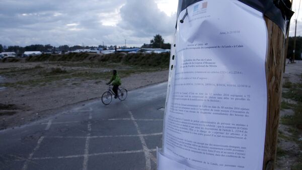The French prefect document announces the dismantling of the makeshift camp called the Jungle, in Calais, France, October 21, 2016. - Sputnik Afrique