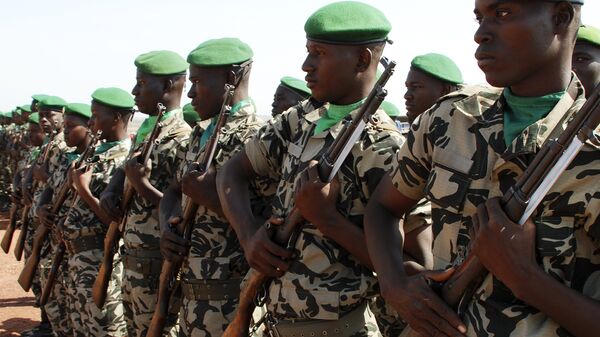 Militaires maliens armés de fusils de conception soviétique SKS en 2008 - Sputnik Afrique