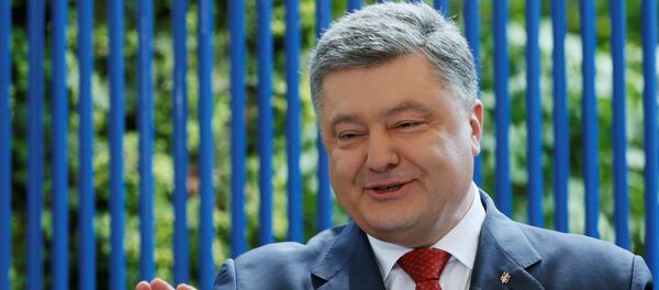 Ukrainian President Poroshenko speaks during a news conference in Kiev - Sputnik Afrique