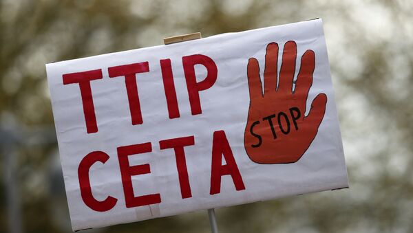 A placard against Comprehensive Economic and Trade Agreement (CETA) and Transatlantic Trade and Investment Partnership (TTIP) agreements. - Sputnik Afrique