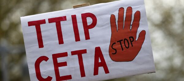 A placard against Comprehensive Economic and Trade Agreement (CETA) and Transatlantic Trade and Investment Partnership (TTIP) agreements. - Sputnik Afrique