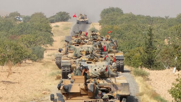 Des chars de l'armée turque font leur chemin vers la ville frontalière syrienne de Jarablus, le 24 août 2016 - Sputnik Afrique