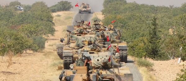Des chars de l'armée turque font leur chemin vers la ville frontalière syrienne de Jarablus, le 24 août 2016 - Sputnik Afrique