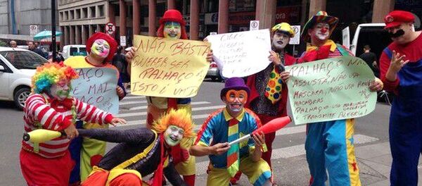 Palhaços do Rio Grande do Sul protestam em Porto Alegre contra onda de palhaços mascarados no Brasil - Sputnik Afrique
