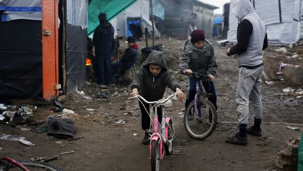 Les enfants afghans près du camp de Calais - Sputnik Afrique