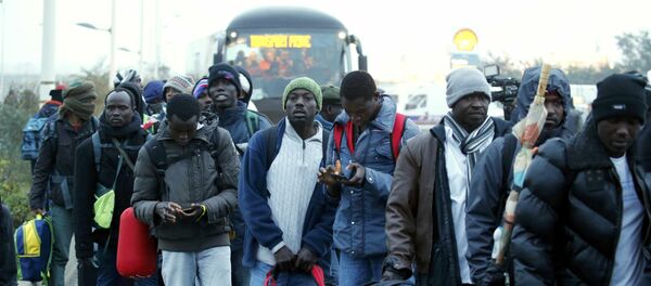 Les migrants quittent la Jungle de Calais - Sputnik Afrique