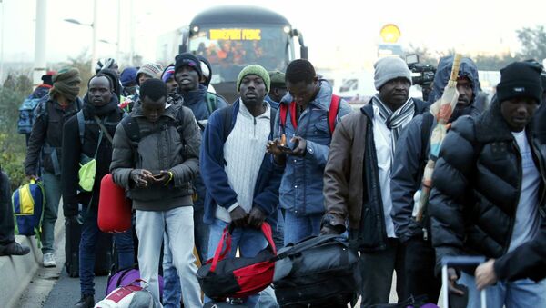 Les migrants quittent la Jungle de Calais - Sputnik Afrique