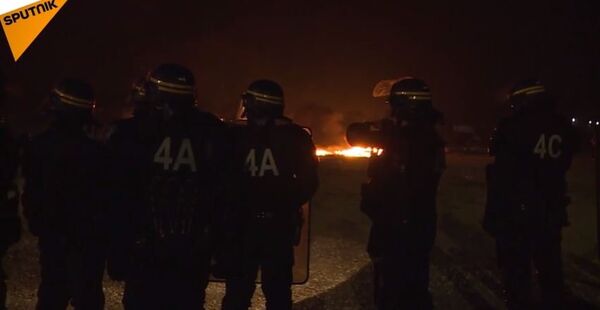 Calais: affrontements entre la police et les migrants - Sputnik Afrique