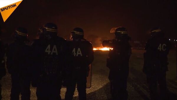 Calais: affrontements entre la police et les migrants - Sputnik Afrique