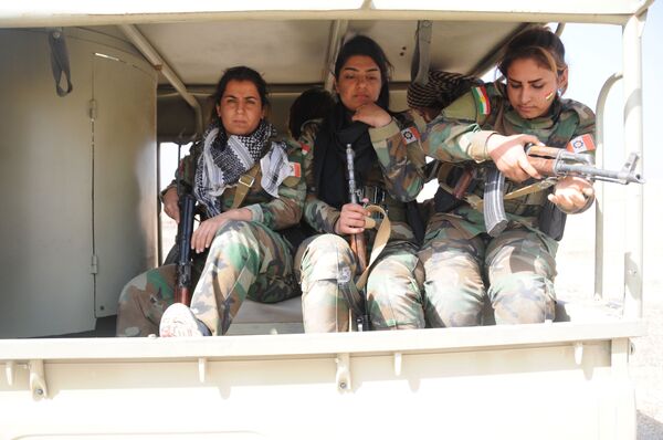 Des femmes peshmergas près de Mossoul, Irak Des femmes peshmergas près de Mossoul, Irak - Sputnik Afrique