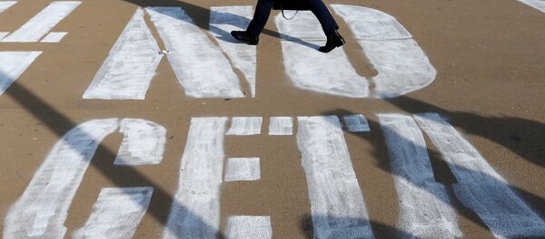 A woman walks on a graffiti reading NO CETA in Brussels - Sputnik Afrique