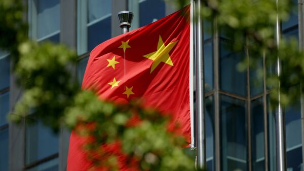 The Chinese national flag is seen on a flagpole in Beijing on August 8, 2016. - Sputnik Afrique