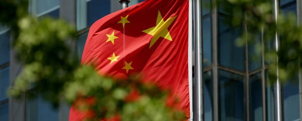 The Chinese national flag is seen on a flagpole in Beijing on August 8, 2016. - Sputnik Afrique