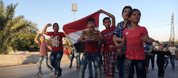 Les habitants des quartiers est d’Alep accueillis en héros - Sputnik Afrique