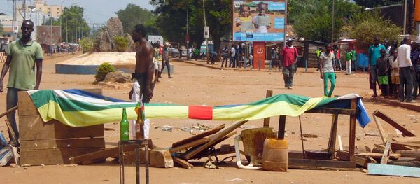 Civilians mount a barricade at the rond point des Unies on Barthelemy Boganda's avenue during a protest against the U.N. military presence in Bangui, Central African Republic, October 24, 2016. - Sputnik Afrique