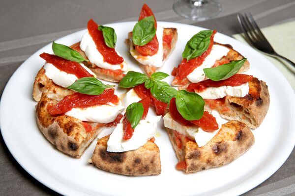 Une pizza servie à la pizzeria Sp.accio à Rimini Une pizza servie à la pizzeria Sp.accio à Rimini - Sputnik Afrique