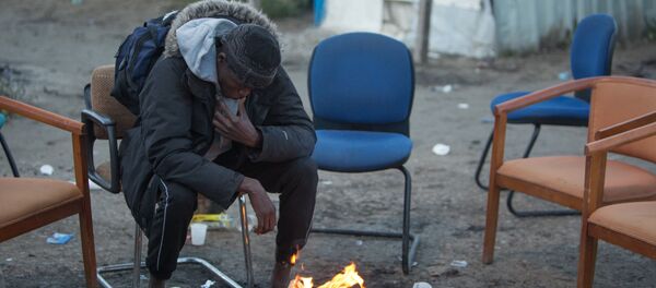 Продолжается расселение стихийного лагеря беженцев в Кале во Франции Продолжается расселение стихийного лагеря беженцев в Кале во Франции - Sputnik Afrique