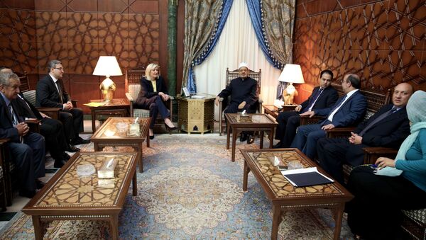 Egyptian grand Imam of al-Azhar Sheikh Ahmed el-Tayeb (C-R) meets with the leader of the French far-right Front National party Marine Le Pen (C—L), in al-Azhar headquarters in Cairo on May 28, 2015. - Sputnik Afrique